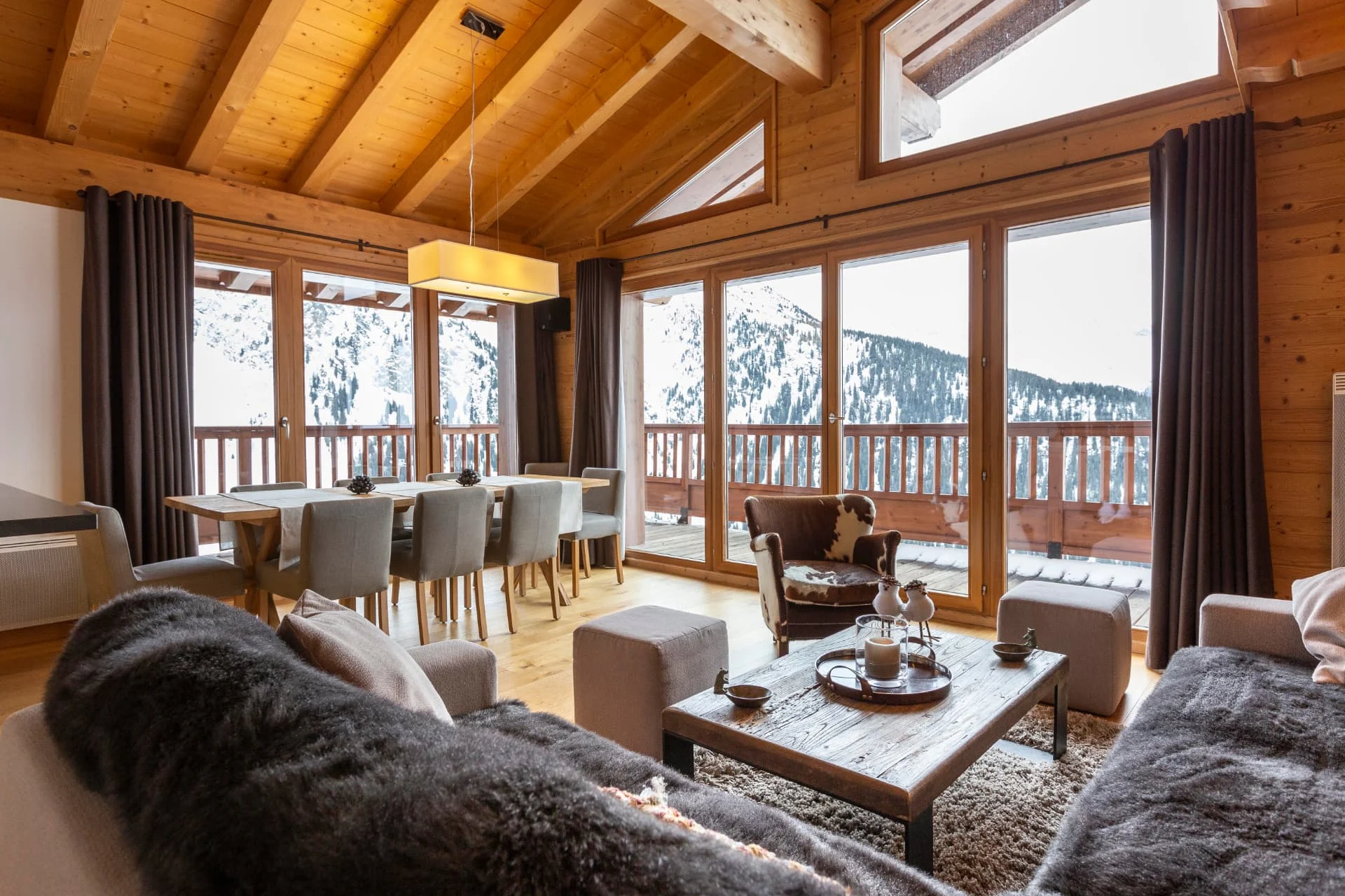 Séjour et salle à manger de l'appartement San Bernardo avec vue sur la Tarentaise, résidence Miravidi à La Rosière
