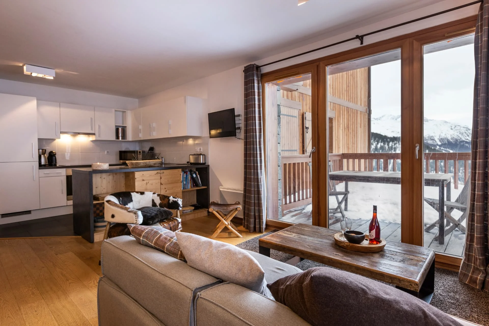 Séjour de l'appartement Mouflon ouvert sur le balcon et la vue montagne