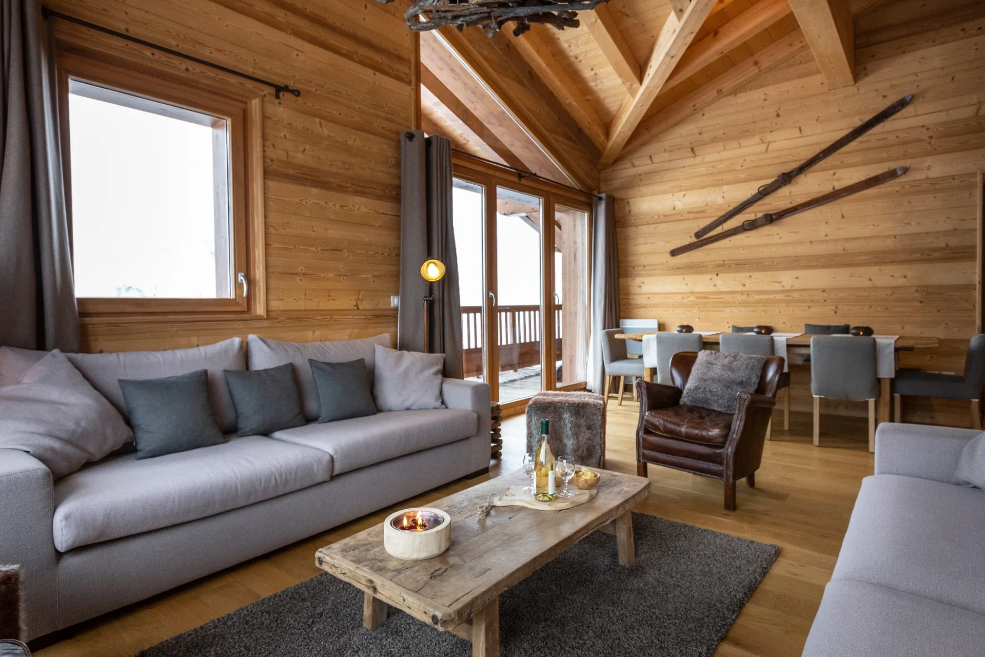 Séjour de l'appartement Bellecombe sous charpente apparente