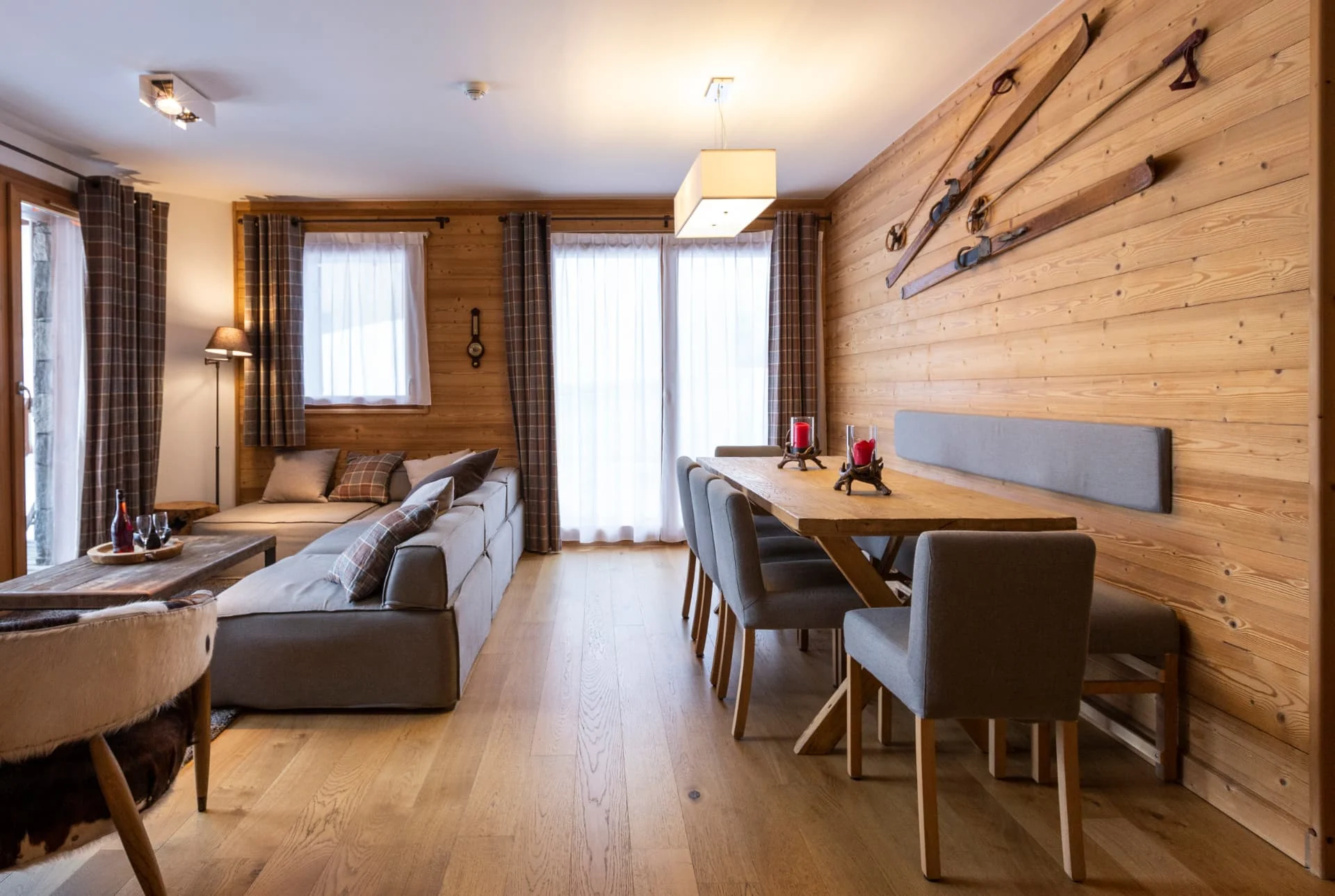 Salle à manger de l'appartement Mouflon avec banquette et mur en vieux bois