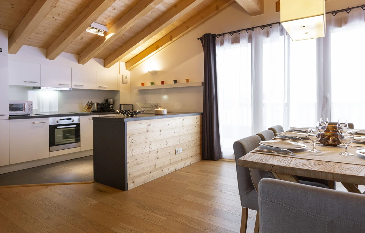 Cuisine entièrement équipée de l'appartement Belvédère et table dressée pour six