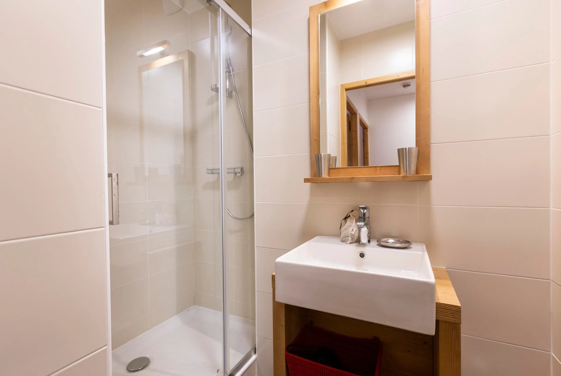 Salle de douche de l'appartement Roc Noir avec vasque et miroir en bois