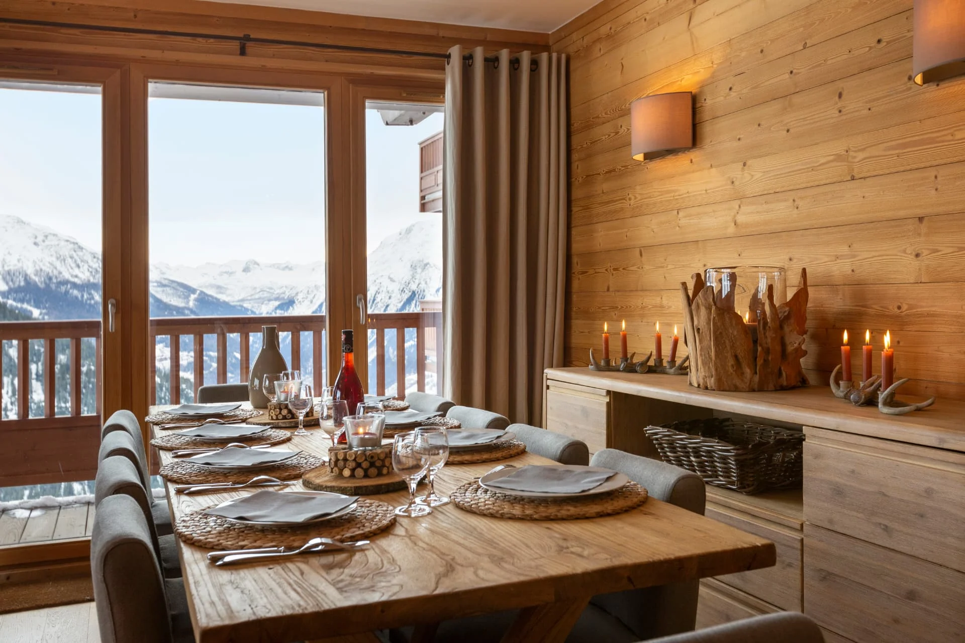 Salle à manger de l'appartement Chardonnet ouverte sur la terrasse plein sud