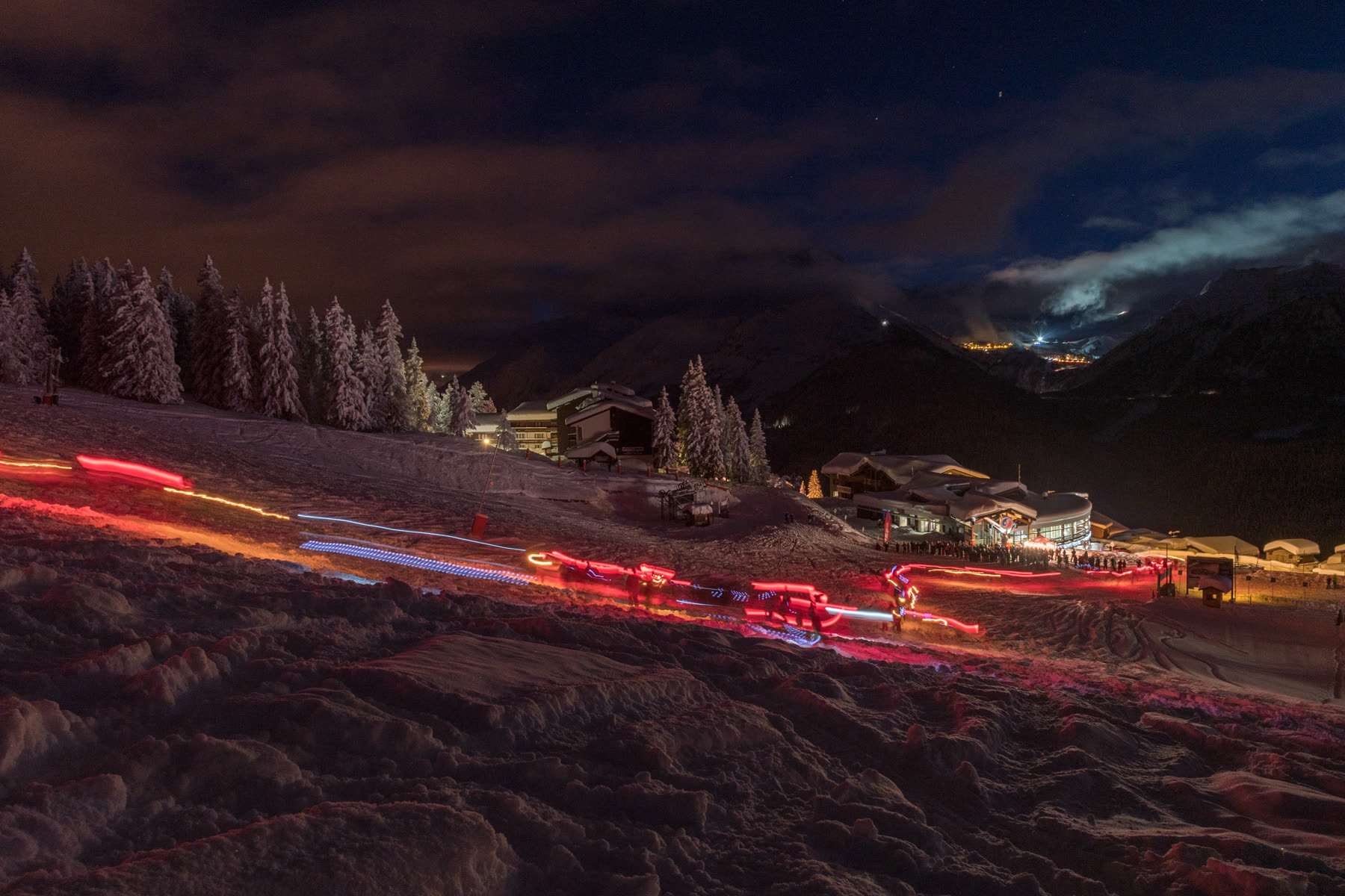 Descente ensoleillée sur les pistes de La Rosière